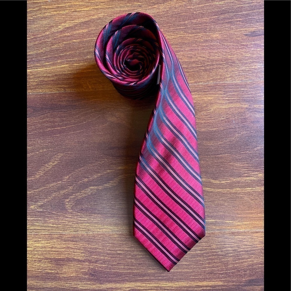 🍁END of YEAR SALE🍁Like New CALVIN KLEIN Red 100 % Silk Striped Repp Necktie